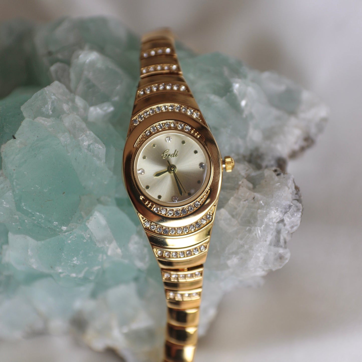 Montre de luxe dorée pour femme